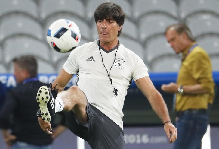 Joachim Löw's 'scratch and sniff' video no issue says Podolski