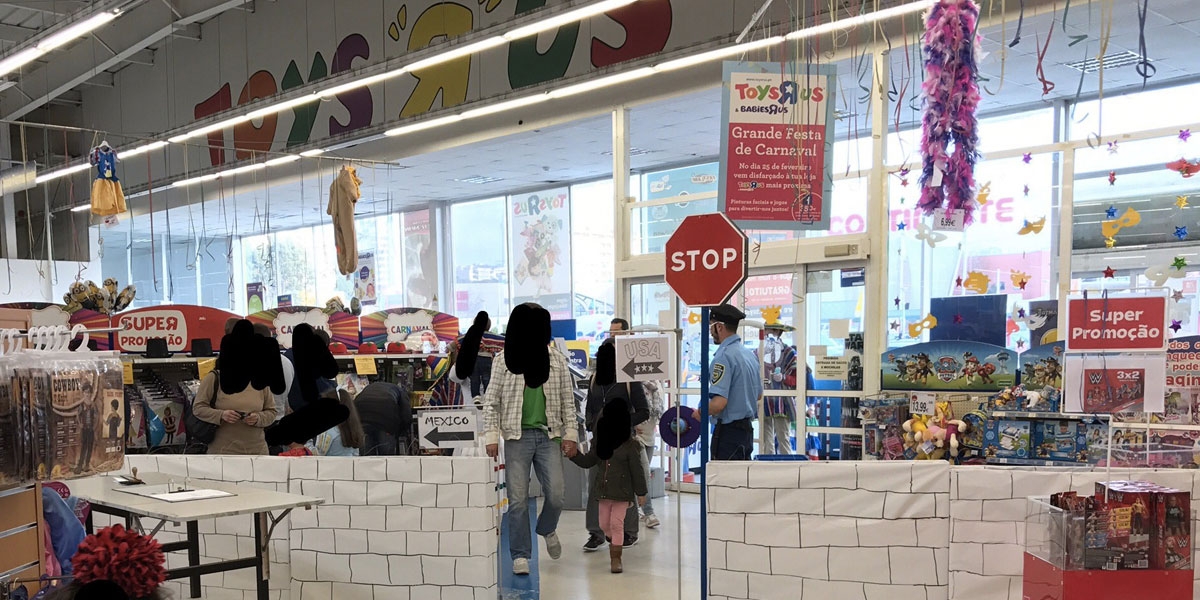 Insensible decoración de Toys R' Us de Muro Fronterizo entre México y EEUU