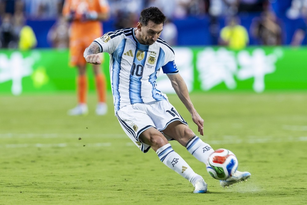 Messi marca su primer hat-trick en Mundiales ante Argelia