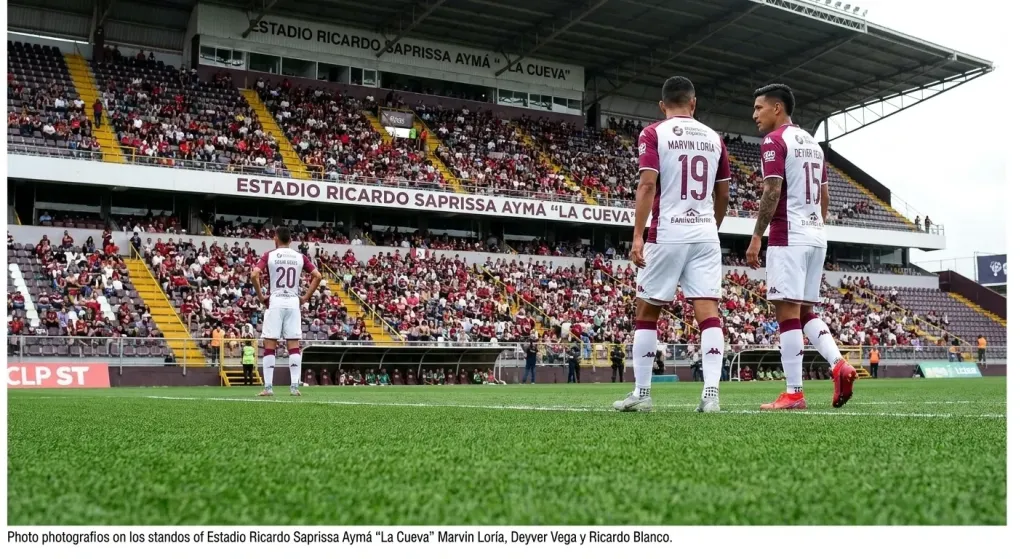 Deportivo Saprissa transforma La Cueva: instala cancha híbrida de última generación y moderniza su estadio