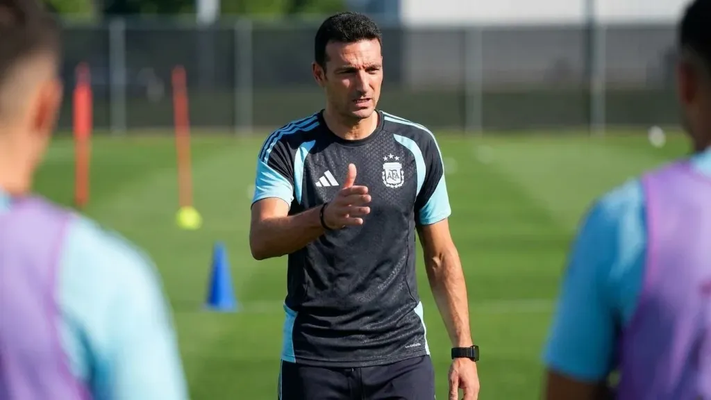 Scaloni sale al cruce de las críticas sobre favoritismo arbitral y usa el ruido como motivación para Argentina