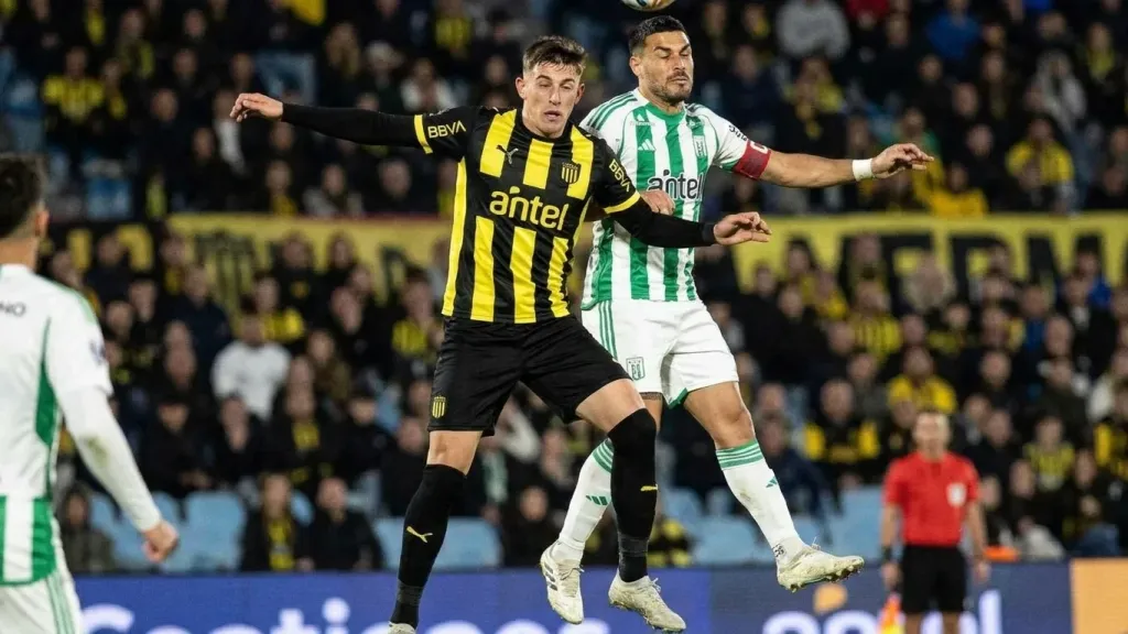 Racing y Peñarol repartieron puntos con empate 1-1 en el Estadio Centenario