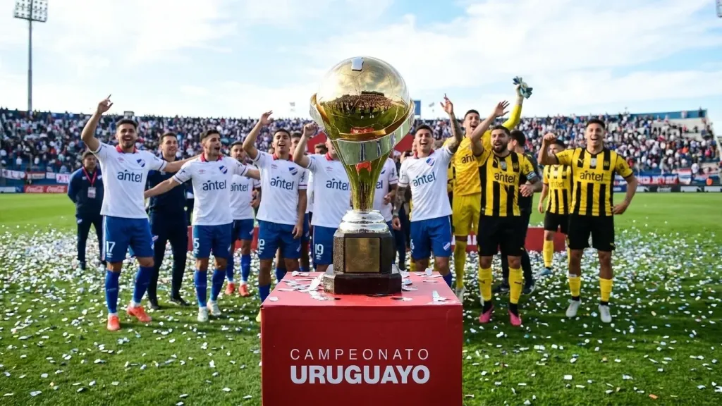 La Liga AUF Uruguaya, torneo histórico de primera división donde Nacional y Peñarol dominan la competencia