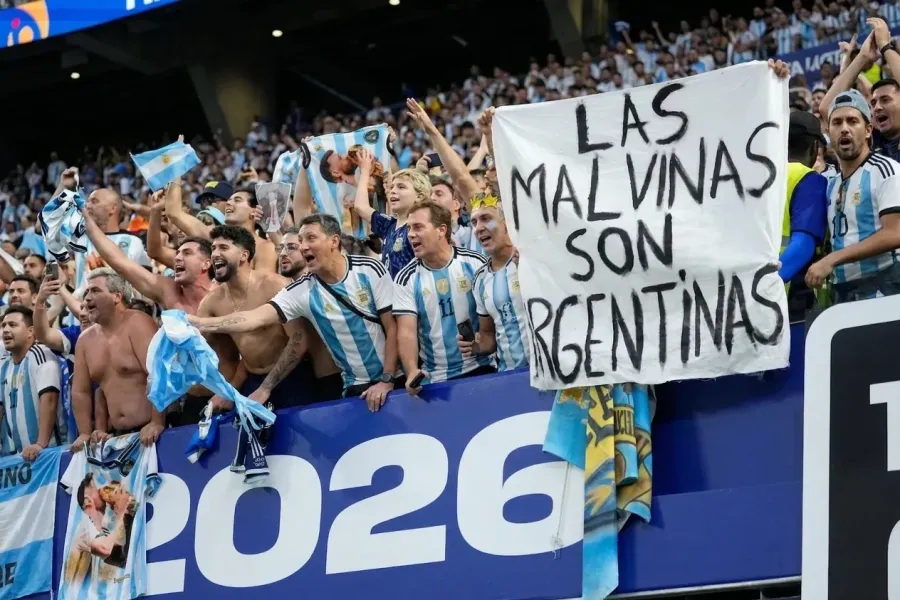 Reino Unido exige a la FIFA que investigue a Argentina por pancarta sobre las Malvinas en el Mundial 2026