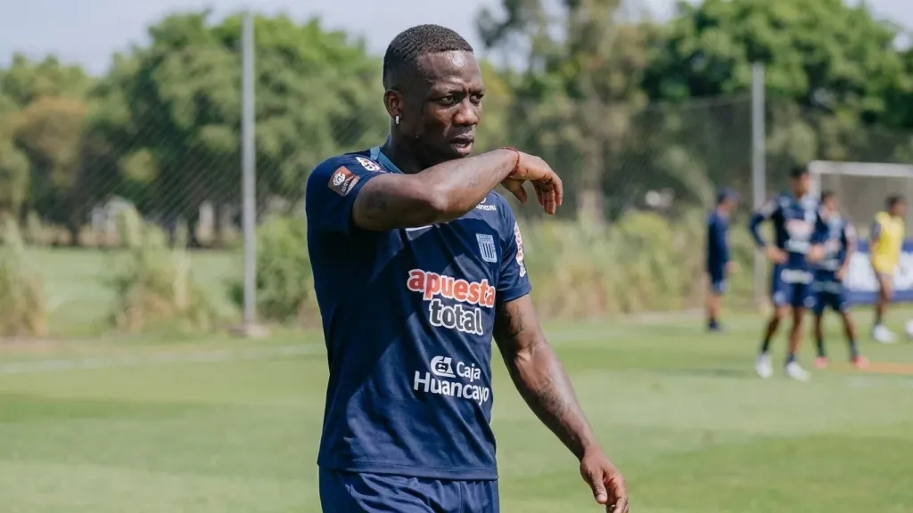 LDU de Quito investiga disponibilidad de Luis Advíncula para lo que resta del año