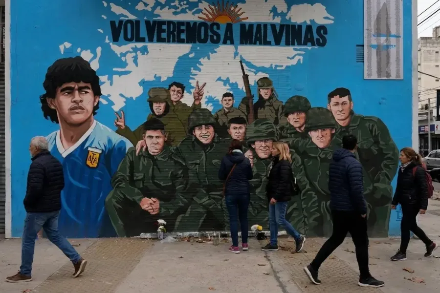 La pancarta de las Malvinas que desafió a la FIFA y se convirtió en fenómeno cultural en Argentina