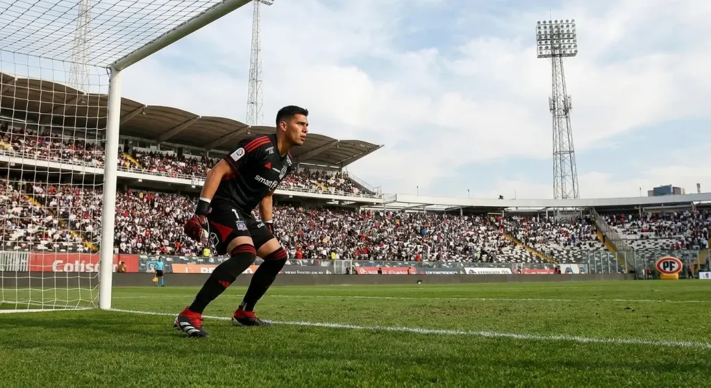 Vozinha finally debuts for Colo Colo after three-week wait, only to find the goalkeeper job already taken