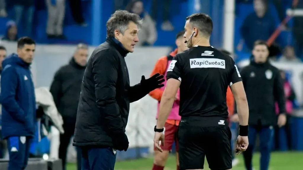 Barros Schelotto shuts down Riquelme talk, keeps focus on Velez