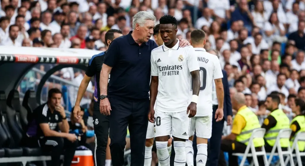 Mourinho stands up for Vinícius and Mbappé after Bernabéu whistles: "Whoever gives everything isn't obligated to give more"