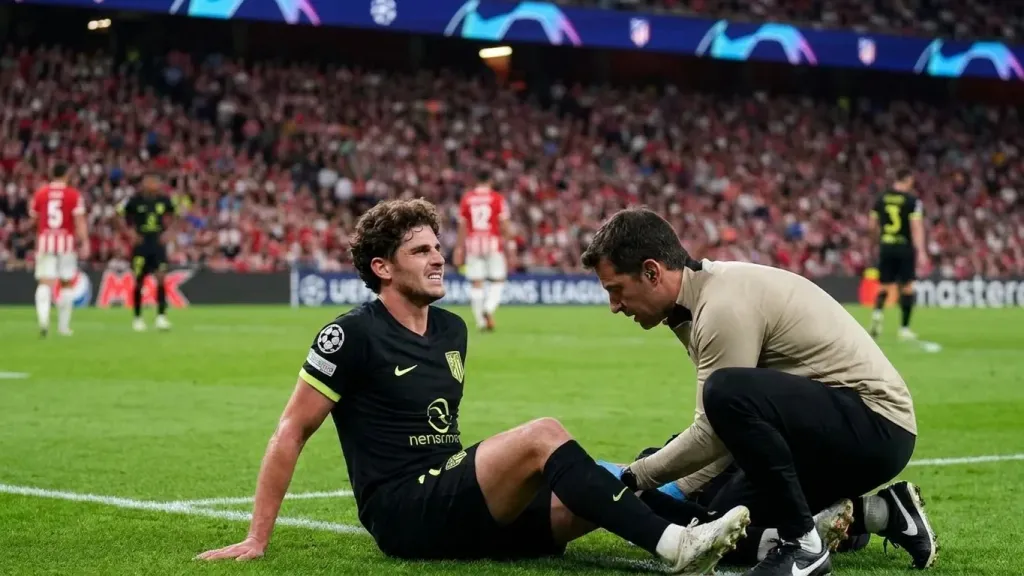 Julián Álvarez ruled out of Atlético's trip to Real Sociedad with muscle strain