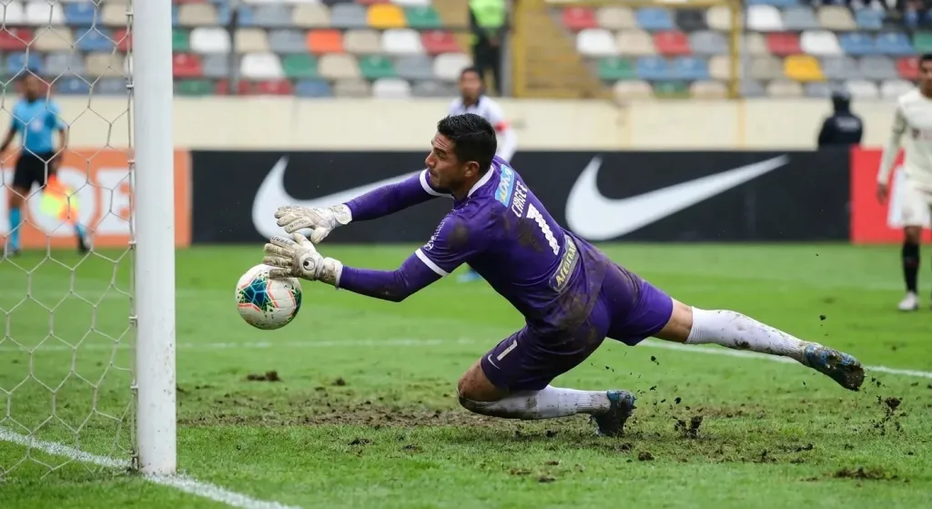 Universitario derrota a Alianza Lima 2-1 en el clásico
