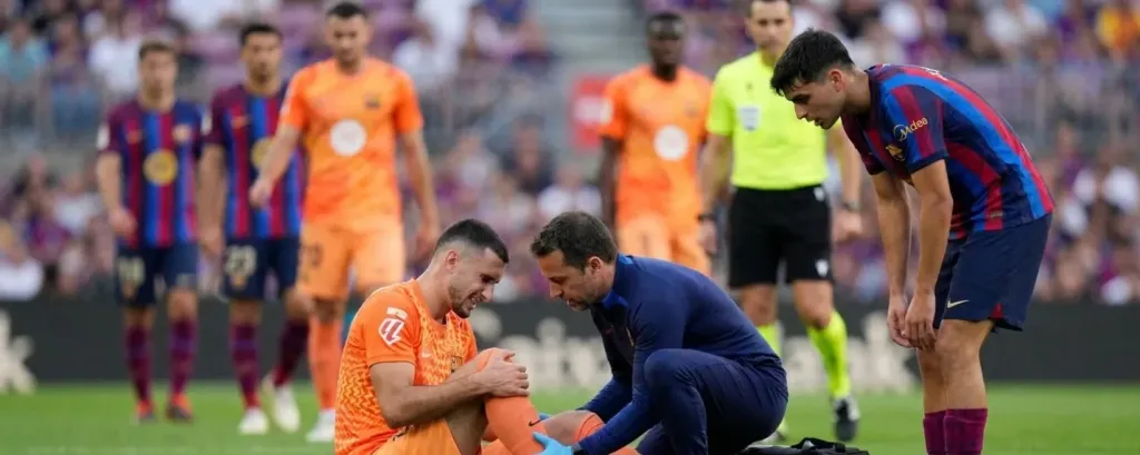 Joan García a doubt for Sevilla clash with right knee discomfort