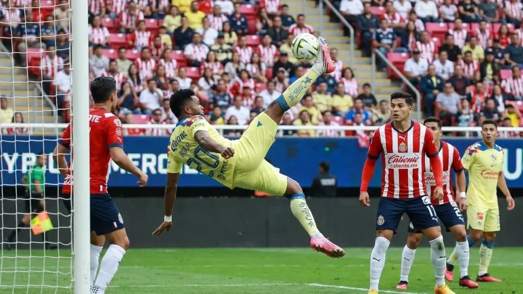 César Valencia, the man who taught Miguel Borja the bicycle kick he scored against Chivas