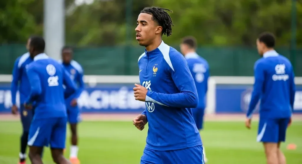 Leny Yoro recibe su primera convocatoria con Francia tras la lesión de Konaté