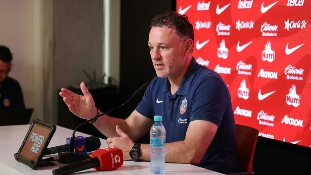 Milito stands by Romo after mistake ends Chivas' unbeaten run