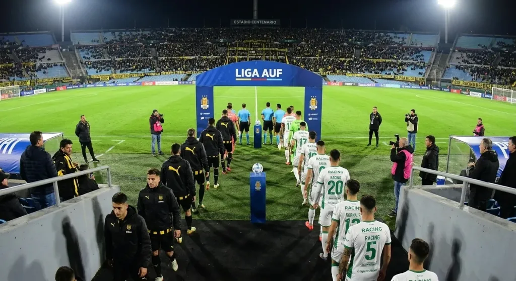 Racing and Peñarol kept waiting at the Centenario because there was no ambulance at the stadium
