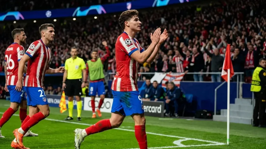 El Atlético de Madrid golea con diez minutos de partido y resiste al Manchester United para vencer 2-0