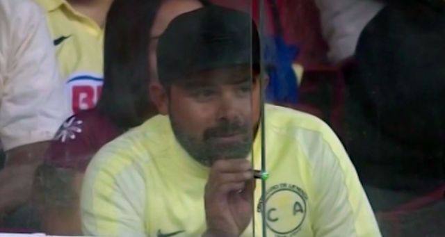 Transmisión de TV deja en evidencia a tipo apuntando con láser a jugadores de Tigres