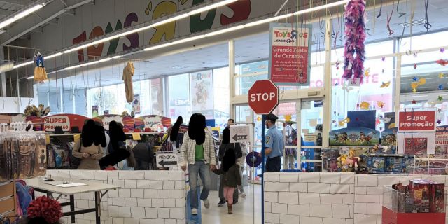 Insensible decoración de Toys R' Us de Muro Fronterizo entre México y EEUU