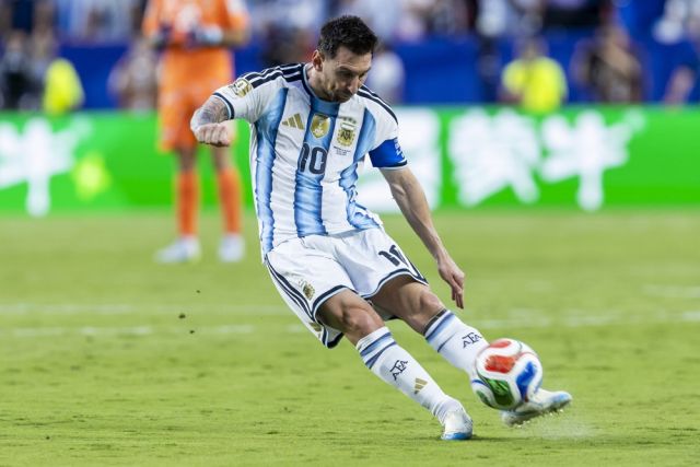 Messi marca su primer hat-trick en Mundiales ante Argelia