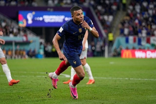 Francia elimina a Suecia con doblete histórico de Mbappé