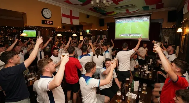 Pubs en Inglaterra abrirán hasta las 5 AM para ver el Mundial