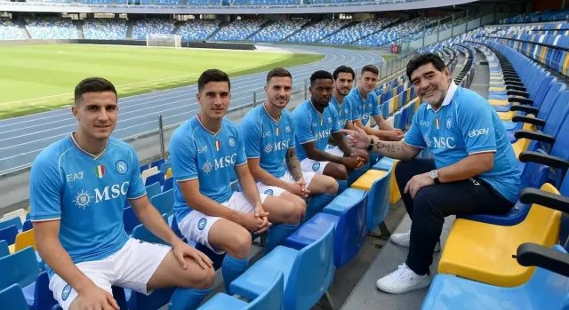 Napoli lanza camiseta de centenario en homenaje a Maradona