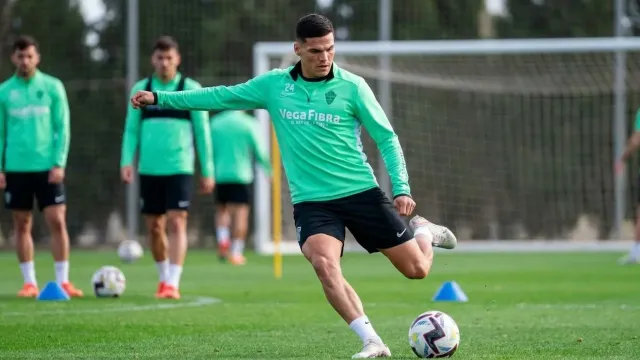 Cepeda deslumbra al Elche en los primeros entrenamientos