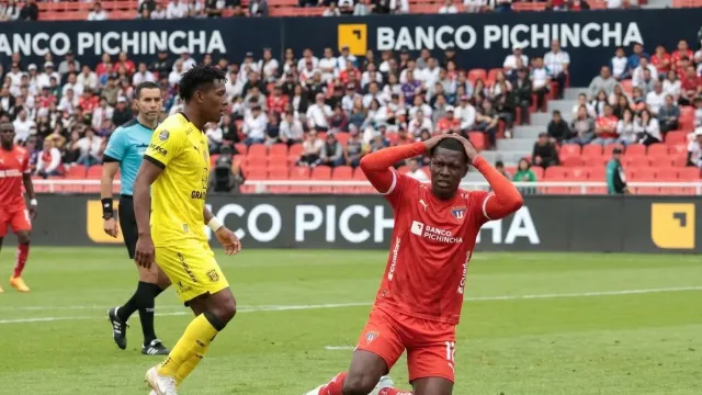Liga empata 0-0 ante Libertad, con dos goles anulados