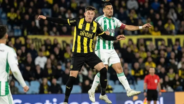 Racing y Peñarol empatan 1-1 en el Centenario