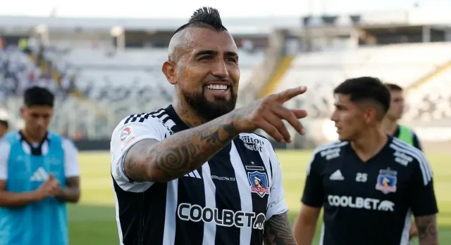 Vidal celebra a Argentina con sus compañeros de Colo Colo