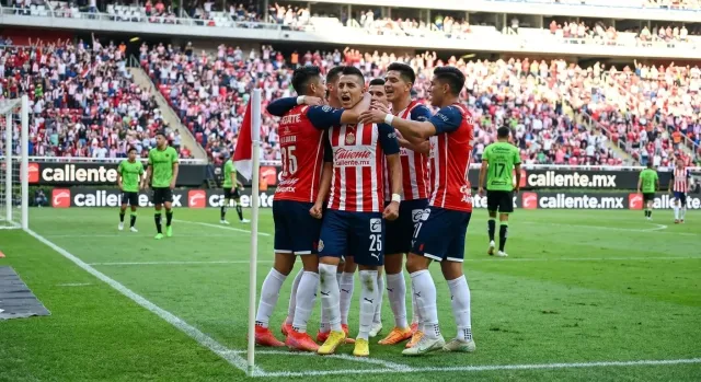 "Piojo" Alvarado salva a Chivas en el minuto 95