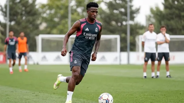 Vinícius vuelve al Real Madrid con dudas sobre su contrato