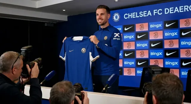 Henderson llega al Chelsea tras rescindir con Brentford