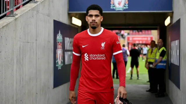 Araujo cedido al Liverpool con opción de compra
