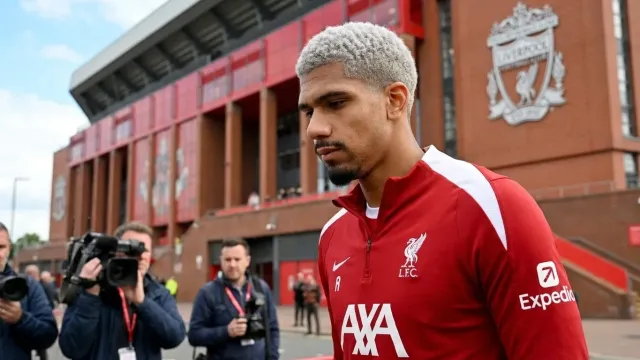 Araujo llega a Liverpool y honra a Suárez