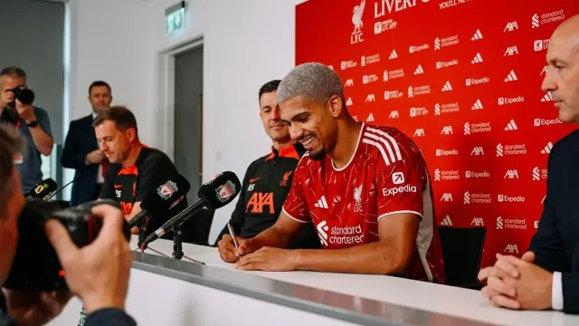 Araujo llega al Liverpool a préstamo desde el Barcelona