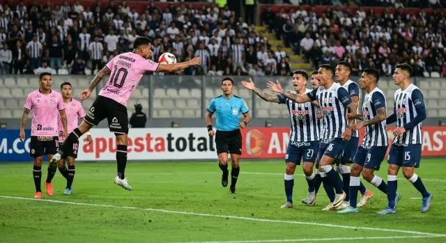 Alianza Lima reclama mano no sancionada en empate 1-1