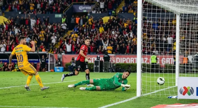 Atlas vence a Tigres 2-1 con uno menos en cancha