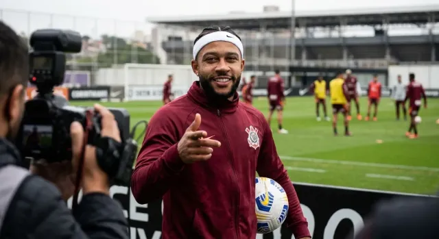 Memphis Depay extends with Corinthians through 2028