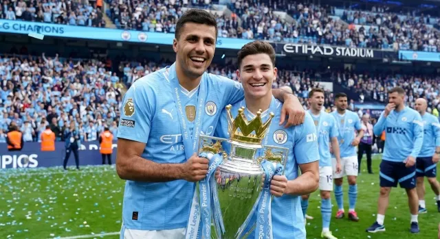 Rodri llega al Barcelona y habla de Julián Álvarez