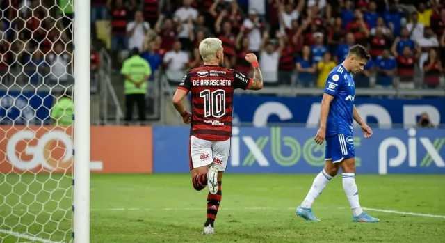 Flamengo vence 2-1 a Cruzeiro en octavos