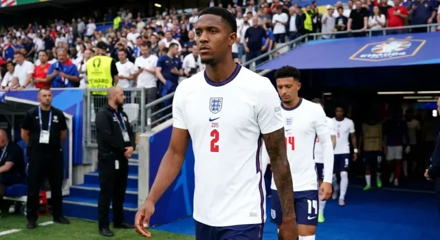 Arsenal incorpora a Ezri Konsa por 69.4 millones de dólares