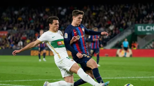 Redondo juega de central en el Elche y afronta el Barcelona
