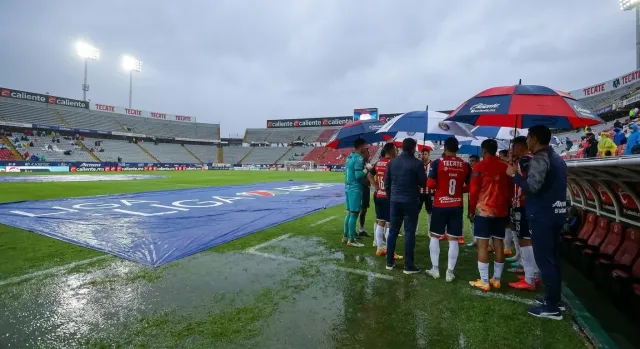 Chivas-Xolos se retrasa casi dos horas por lluvia en el Akron