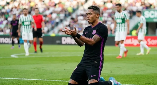 Raphinha marca de penal y celebra como Spider-Man