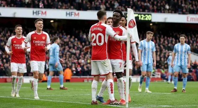 Arsenal recupera el favoritismo en el debut de la 2026-27