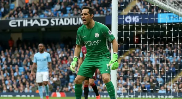 Bravo levanta los cuatro títulos domésticos ingleses en Manchester City