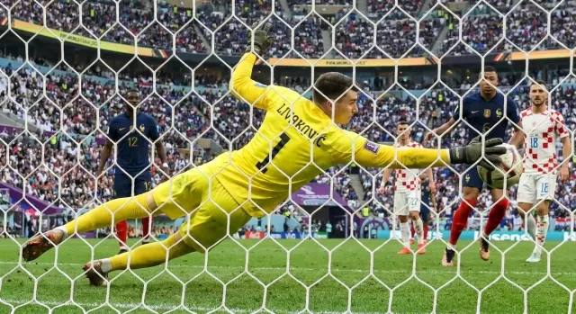 Livakovic llega a Barcelona como segundo portero