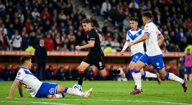 Estudiantes derrota 3-0 a Universidad Católica